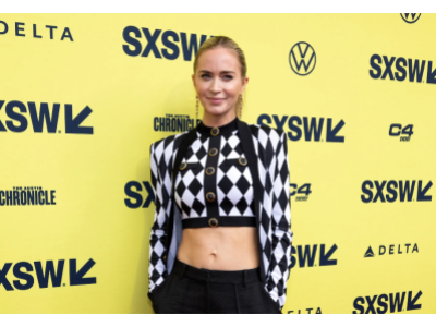 Emily Blunt w sportowym stylu z crop topem i spodniami z niskim stanem