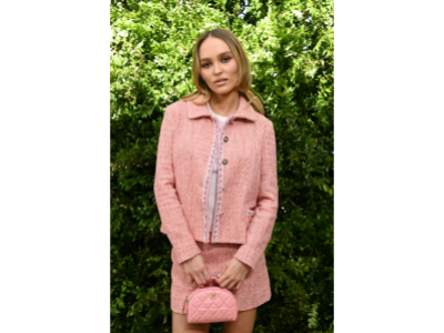 Lily-Rose Depp łączy spódniczkę mini z dziecięcą koszulką i mokasynami