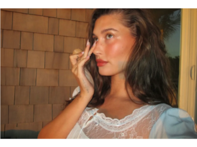 Biała koronkowa sukienka Hailey Bieber od Frankies Bikini 