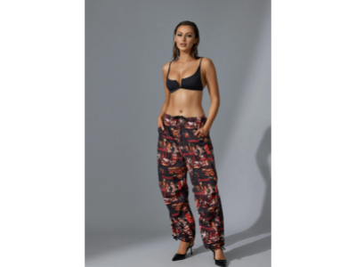Fae Swim i Playboy współpracują nad inspirowanymi stylem retro króliczymi bikini, przezroczystymi sukienkami, pajacykami i nie tylko w nowej kolekcji kapsułowej.