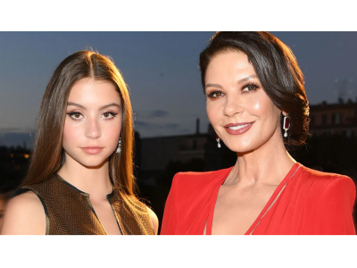 Catherine Zeta-Jones pożyczyła swojej córce Karis kultową sukienkę z lat 90. na jej 21. urodziny.