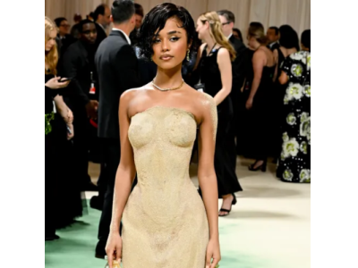 Tyla jest całkowicie pokryta prawdziwym piaskiem na czerwonym dywanie Met Gala 2024