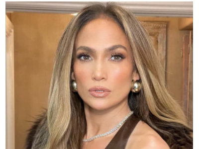 JENNIFER LOPEZ POKAZUJE SWOJĄ NIESAMOWITĄ FIGURĘ W ZIELONEJ CEKINOWEJ SUKIENCE I ZŁOTEJ BIŻUTERII