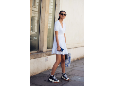 Trampki i sukienki Converse w 5 nowych strojach retro na lato 2024.