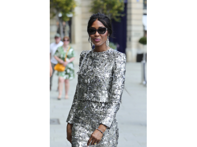 Naomi Campbell łączy Chanel couture z nieoczekiwanymi butami