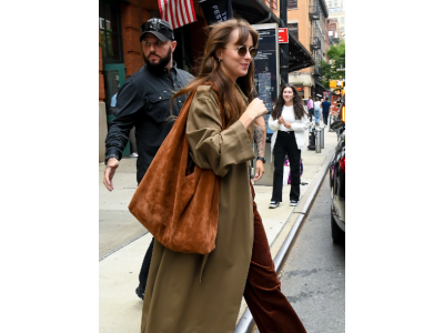 Dakota Johnson znalazła idealną parę sneakersów adidas, aby ożywić swój jesienny strój