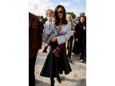W Paryżu Emily Ratajkowski nosi najbardziej atrakcyjny trend jesiennych spódnic