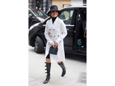 Jennifer Lopez w Dior z białym płaszczem i lakierowanymi butami „gladiatorkami” aktualizuje damski wygląd