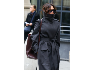 Victoria Beckham ulega trendowi na płaszcze, który sama zapoczątkowała
