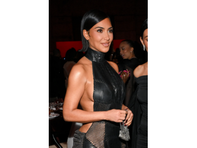 Kim Kardashian zachwyca stylizacją, która bardziej przypomina skórę i siateczkę niż prawdziwą sukienkę