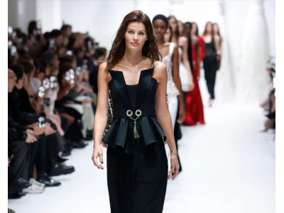 Wraz z pokazem Genny jesień/zima 2025 2026 Sara Cavazza Facchini sprowadziła Gianni Versace na Milan Fashion Week.