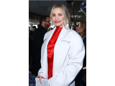 Cameron Diaz w ekstremalnych butach i satynowej sukience: ognisty look Stella McCartney na Paris Fashion Week 2025.