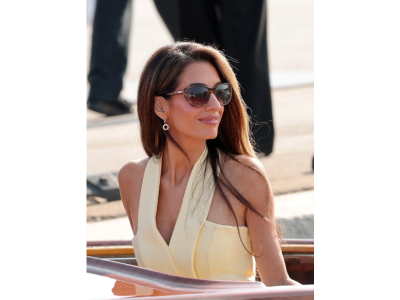 Stylowy wygląd: Amal Clooney w Pradzie i delikatnej sukience Butter na festiwalu w Wenecji