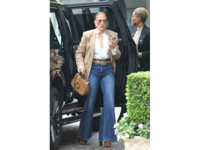 Jennifer Lopez z torebką Gucci Blondie i dzwonami: vintage boho to trend jesieni 2025.