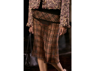 Tweed powraca: nowy sposób noszenia slip skirt à la Chanel