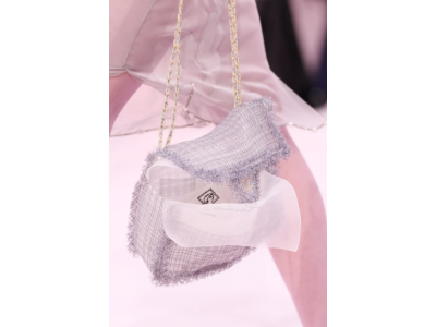Ten ikoniczny model Chanel został przedstawiony w wyrafinowanej wersji, inspirowanej haute couture.