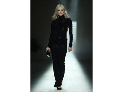 Kate Moss zamknęła pokaz Gucci, ubrana w prowokacyjną sukienkę typu string.