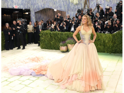 Blake Lively błyszczy na Met Gala 2026 w archiwalnej sukni Versace i dramatycznym trenie w kolorach wschodu i zachodu słońca.